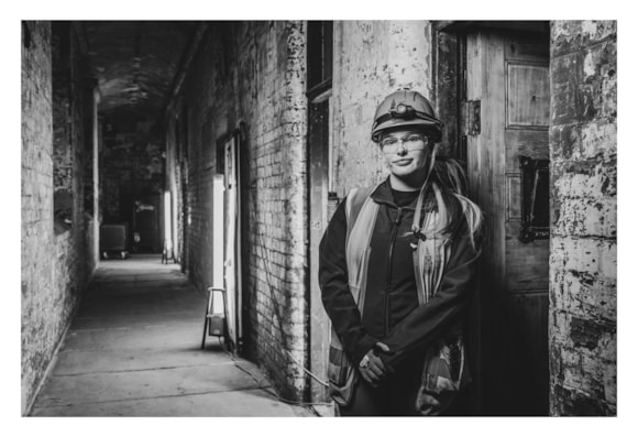 Image of Leah Finch, a Construction Manager for Lendlease stood in protective gear.